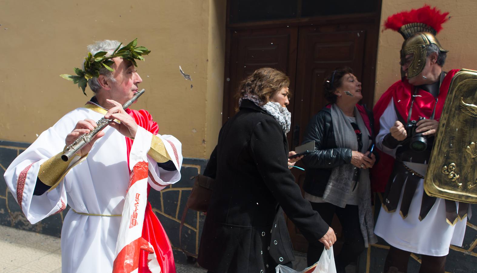 Un centenar de peleles alusivos, principalmente, a personajes relacionados con la crisis de Cataluña -vestidos de romanos y en movimiento- se han colgado en las calles de Alfaro para ser quemados, en la tradicional quema de Judas del Domingo de Resurrección