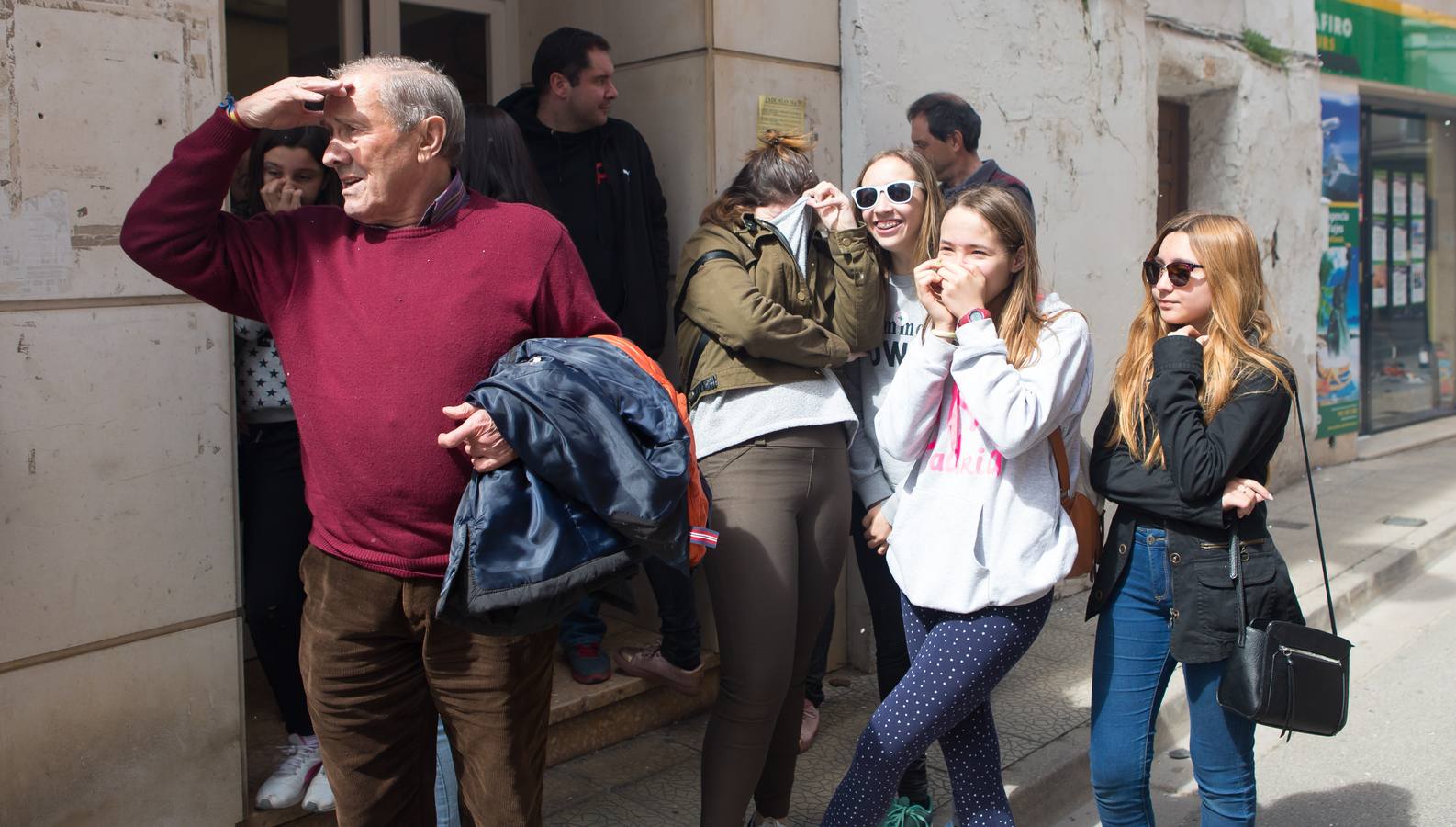 Un centenar de peleles alusivos, principalmente, a personajes relacionados con la crisis de Cataluña -vestidos de romanos y en movimiento- se han colgado en las calles de Alfaro para ser quemados, en la tradicional quema de Judas del Domingo de Resurrección