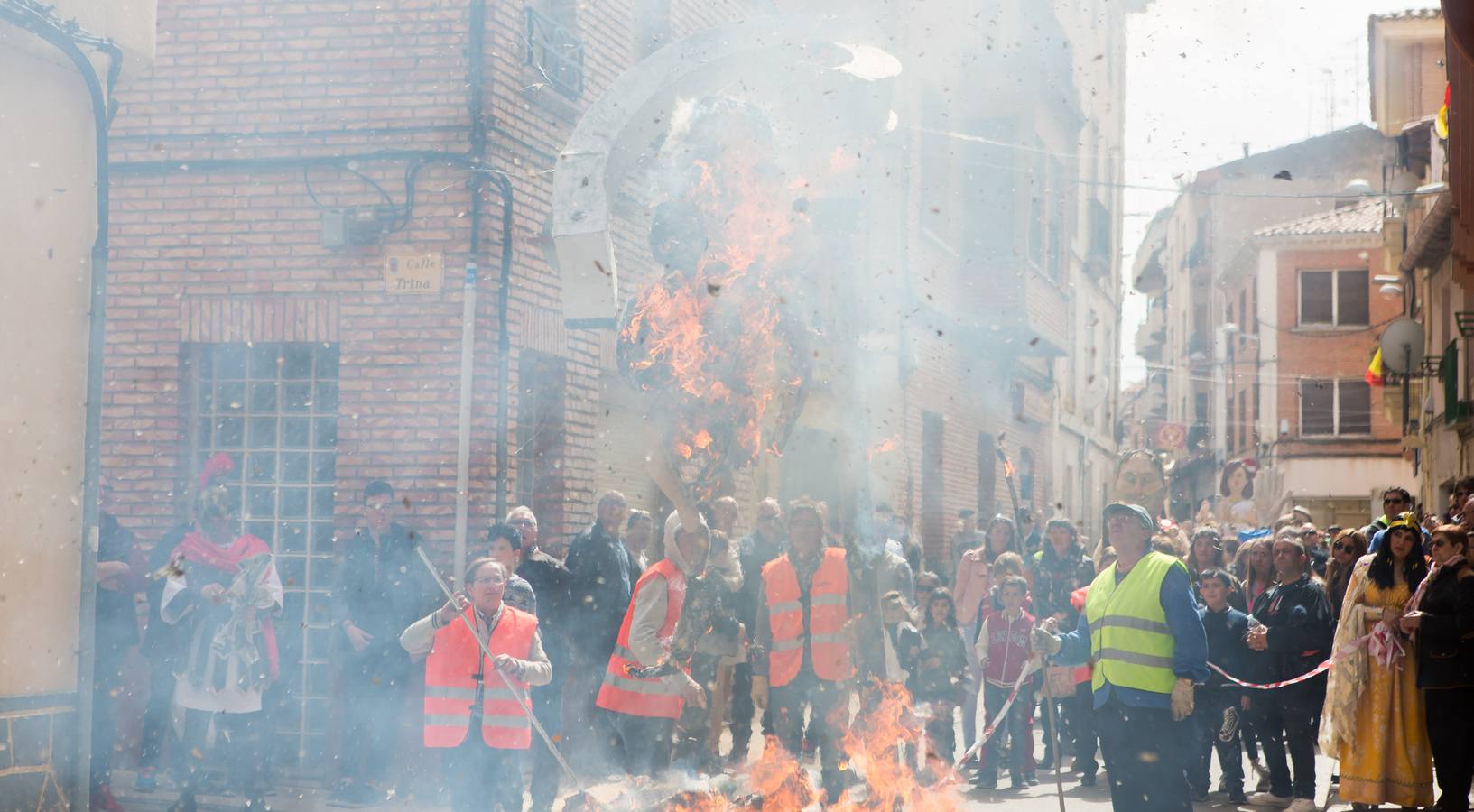 Un centenar de peleles alusivos, principalmente, a personajes relacionados con la crisis de Cataluña -vestidos de romanos y en movimiento- se han colgado en las calles de Alfaro para ser quemados, en la tradicional quema de Judas del Domingo de Resurrección