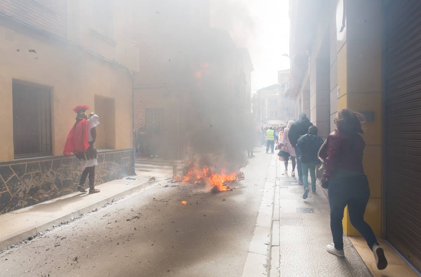 Un centenar de peleles alusivos, principalmente, a personajes relacionados con la crisis de Cataluña -vestidos de romanos y en movimiento- se han colgado en las calles de Alfaro para ser quemados, en la tradicional quema de Judas del Domingo de Resurrección