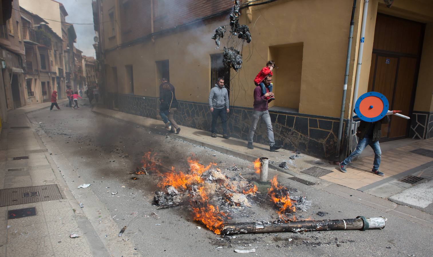 Un centenar de peleles alusivos, principalmente, a personajes relacionados con la crisis de Cataluña -vestidos de romanos y en movimiento- se han colgado en las calles de Alfaro para ser quemados, en la tradicional quema de Judas del Domingo de Resurrección