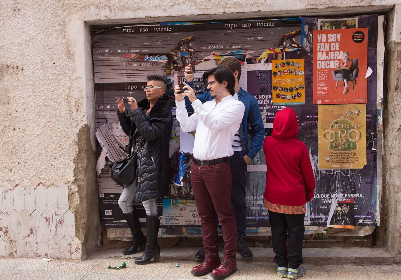 Un centenar de peleles alusivos, principalmente, a personajes relacionados con la crisis de Cataluña -vestidos de romanos y en movimiento- se han colgado en las calles de Alfaro para ser quemados, en la tradicional quema de Judas del Domingo de Resurrección