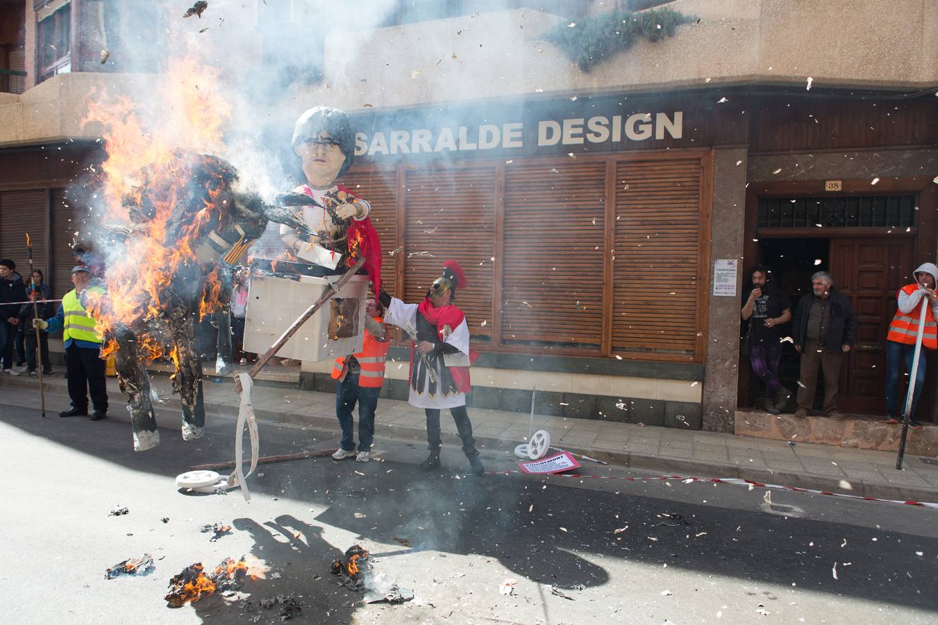 Un centenar de peleles alusivos, principalmente, a personajes relacionados con la crisis de Cataluña -vestidos de romanos y en movimiento- se han colgado en las calles de Alfaro para ser quemados, en la tradicional quema de Judas del Domingo de Resurrección