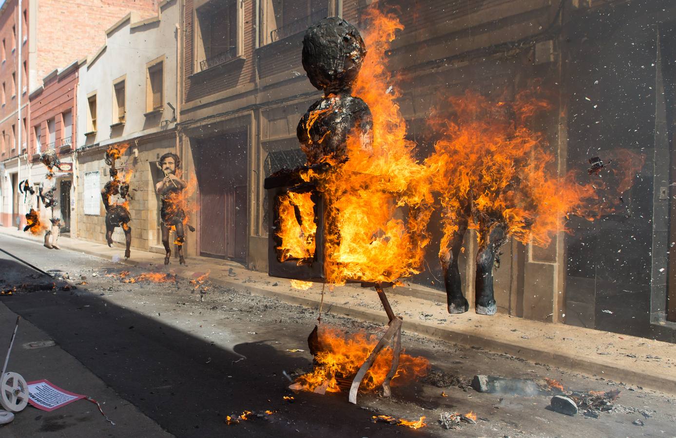 Un centenar de peleles alusivos, principalmente, a personajes relacionados con la crisis de Cataluña -vestidos de romanos y en movimiento- se han colgado en las calles de Alfaro para ser quemados, en la tradicional quema de Judas del Domingo de Resurrección