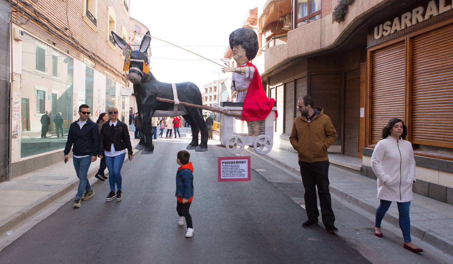 Un centenar de peleles alusivos, principalmente, a personajes relacionados con la crisis de Cataluña -vestidos de romanos y en movimiento- se han colgado en las calles de Alfaro para ser quemados, en la tradicional quema de Judas del Domingo de Resurrección