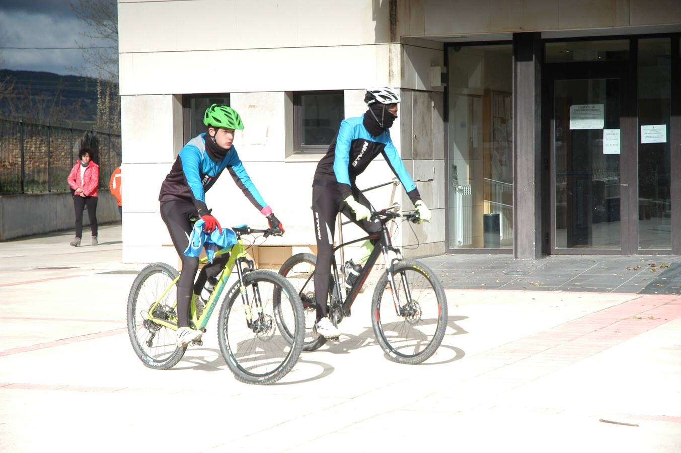 II marcha cicloturista Sierra de La Hez organizada por el colectivo El Redal en Movimiento. Después hubo degustación de zapatillas