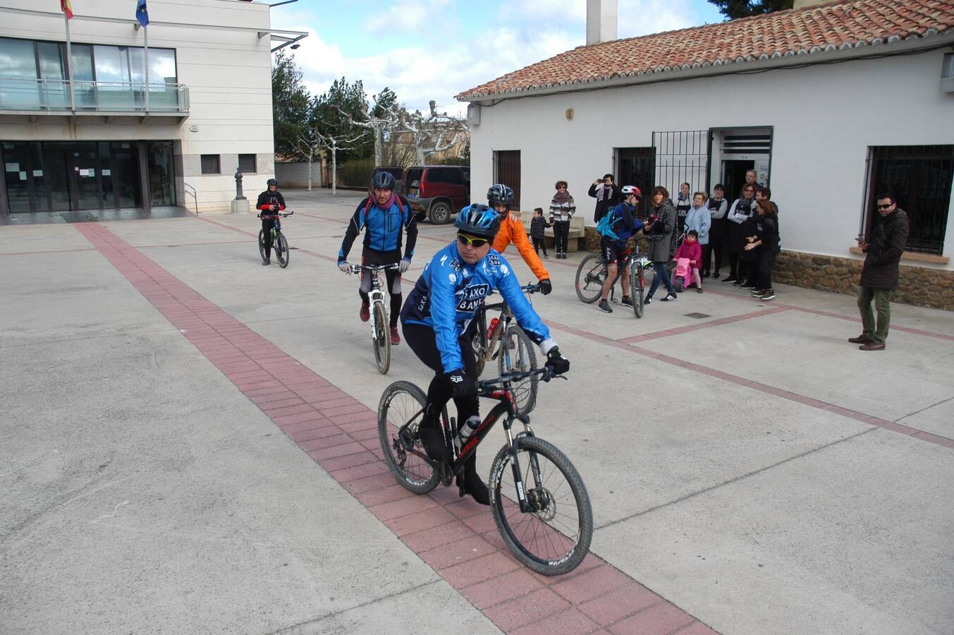 II marcha cicloturista Sierra de La Hez organizada por el colectivo El Redal en Movimiento. Después hubo degustación de zapatillas