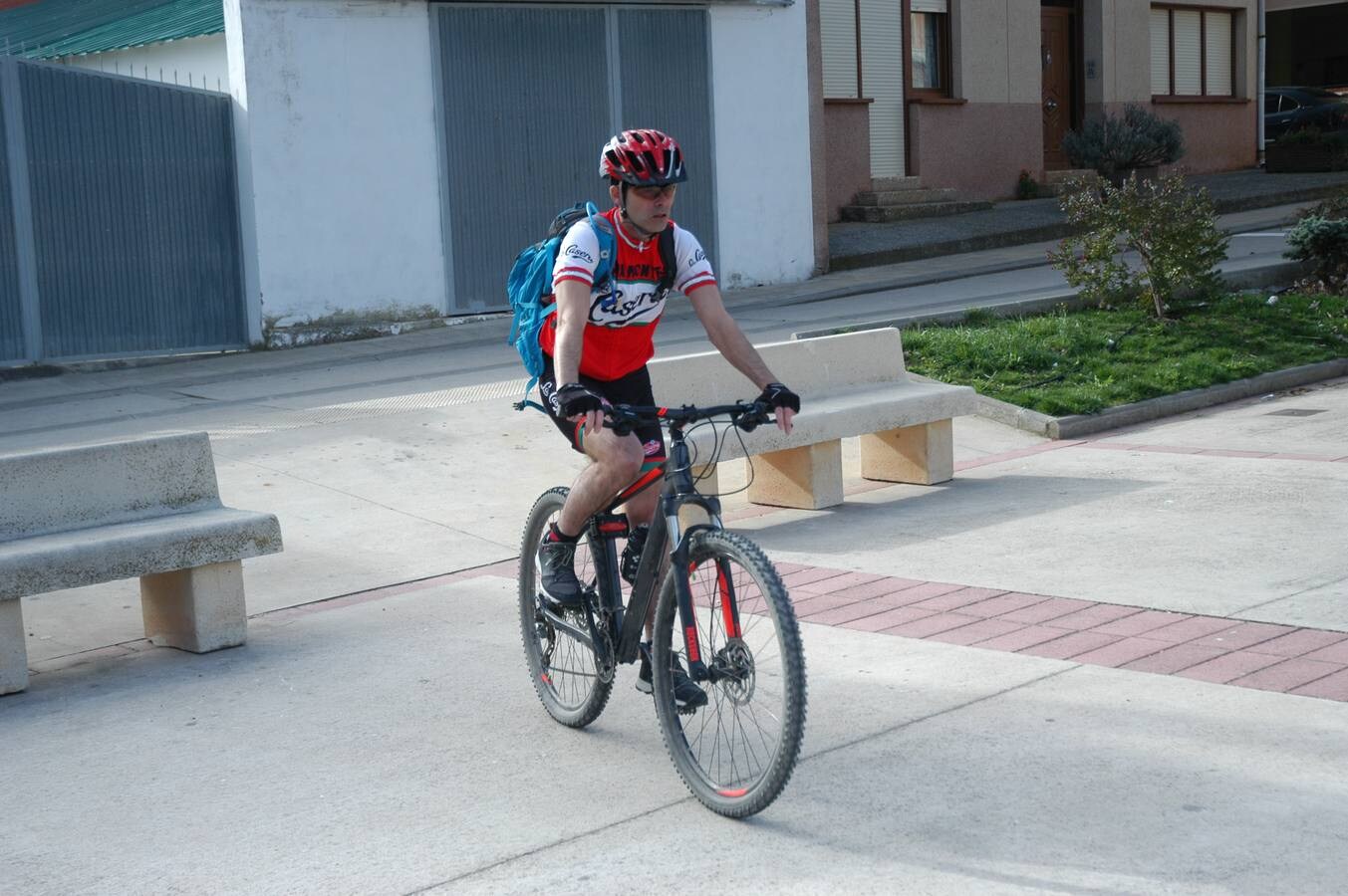 II marcha cicloturista Sierra de La Hez organizada por el colectivo El Redal en Movimiento. Después hubo degustación de zapatillas