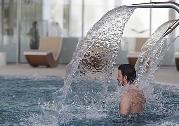 Un usuario del balneario de Grávalos disfruta de los chorros. :: s.t.