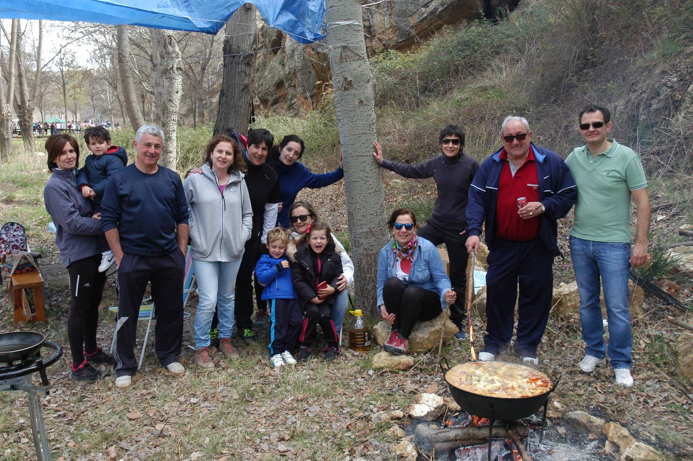 Las cuadrillas van al prado de Clunia, en Aguilar del Río Alhama (lugar donde estaba la toma) para comer calderetes y disfrutar de una jornada campestre