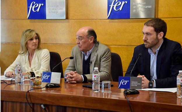 Jaime García Calzada, en el centro de la imagen, presenta el foro. 