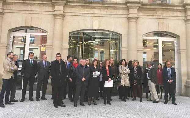 Concentración de los profesionales de la justicia en La Rioja se manifiestan frente al Palacio de Justicia. 