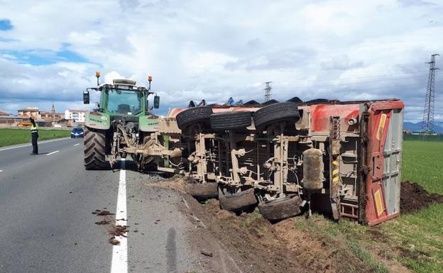 El remolque volcó sin que afectara al tractor. 