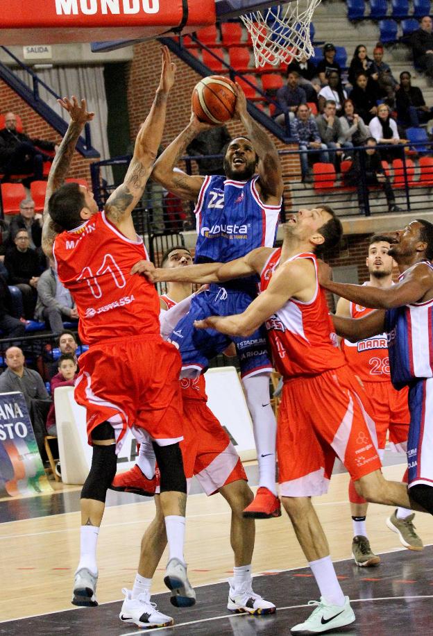 Tarik Phillip intenta el tiro junto a Evan Yates en el partido ante Manresa. :: jonathan herreros