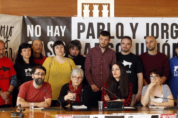 Jorge y Pablo, de pie en el centro, en la rueda de prensa de ayer. :: j.r.