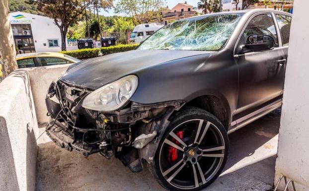 El vehículo quedó destrozado tras el accidente.