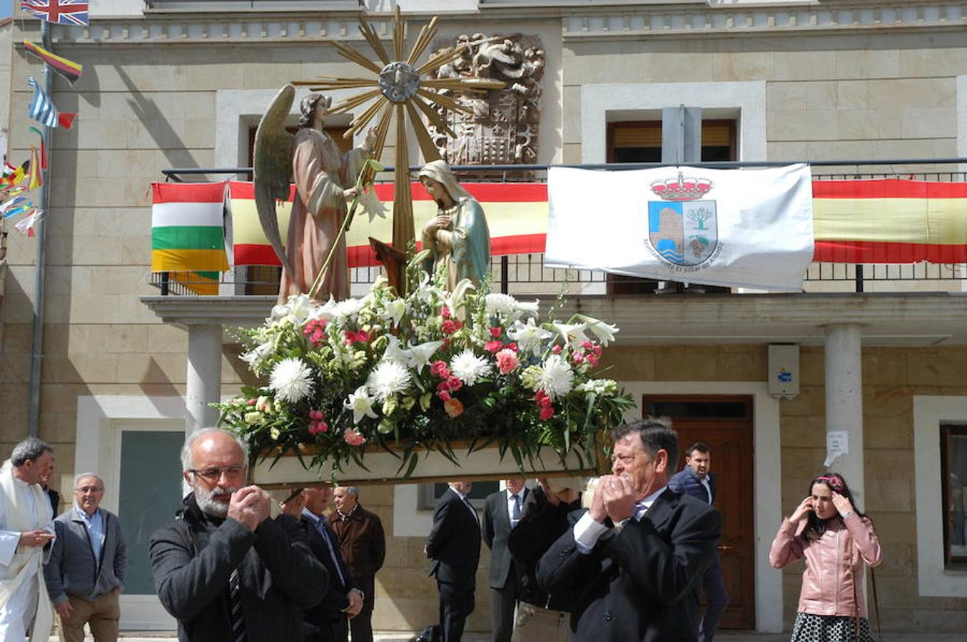 Imágenes de la procesión de la Virgen de la Anunciación con motivo del día grande de las fiestas patronales de El Villar de Arnedo.