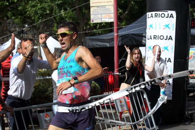 Camilo Santiago cruza la línea de la última Media Maratón de La Rioja como vencedor. :: Justo Rodríguez