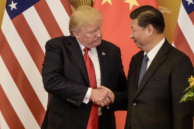 El presidente de EE UU, Donald Trump, en un encuentro con su homólgo chino Xi Jinping. :: afp