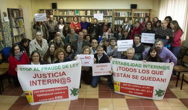 Imagen de los interinos reunidos ayer en asamblea. :: díaz uriel