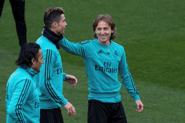 Modric bromea con Cristiano en el entrenamiento de ayer. :: efe