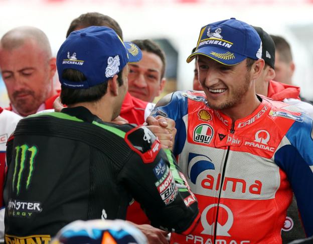 El australiano Jack Miller recibe las felicitaciones de sus colegas tras lograr la 'pole' en MotoGP. ::  Marcos Brindicci / REUTERS