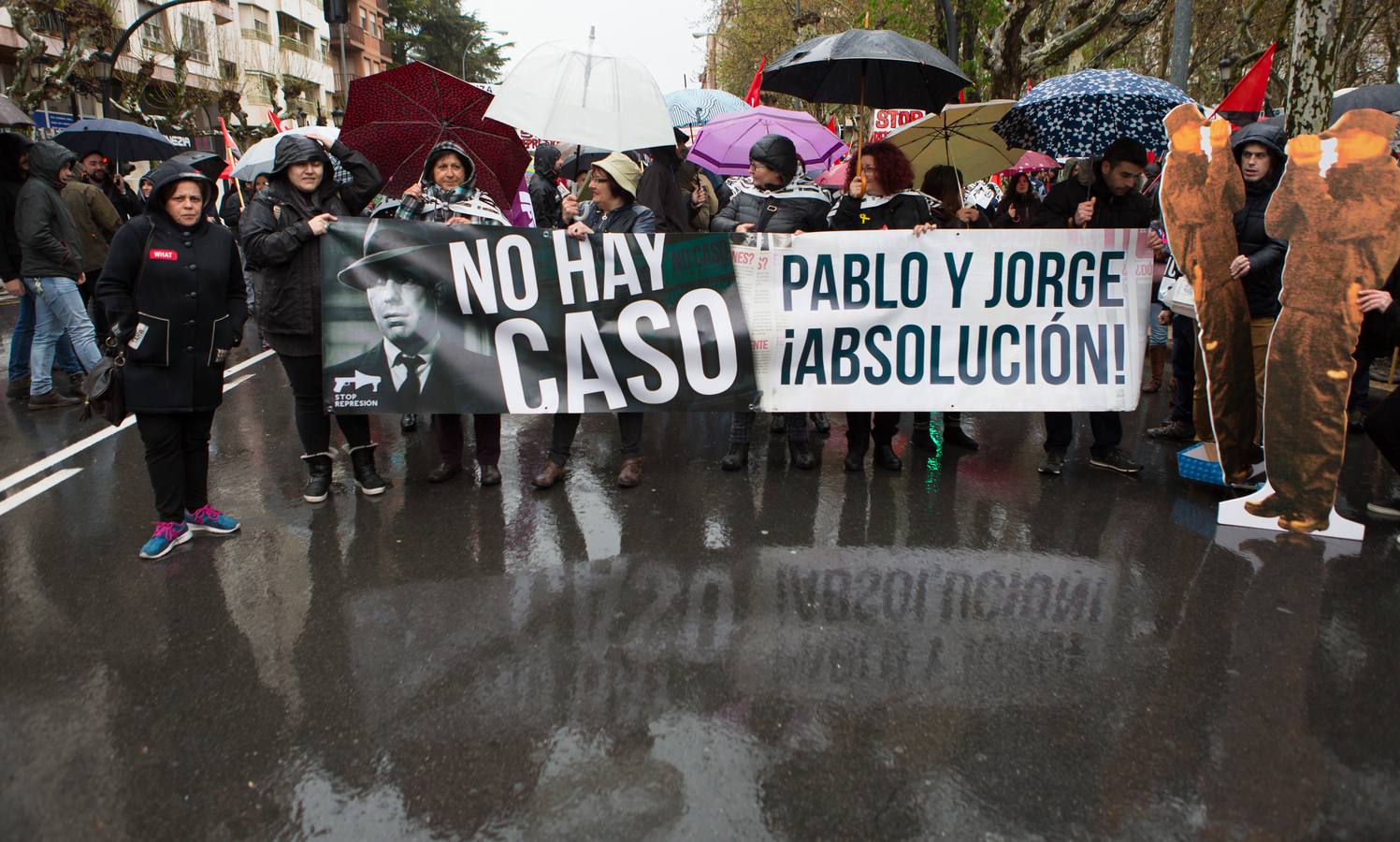 Una multitudinaria manifestación recorrió el centro de Logroño bajo la lluvia para reclamar la absolución de los dos jóvenes encausados