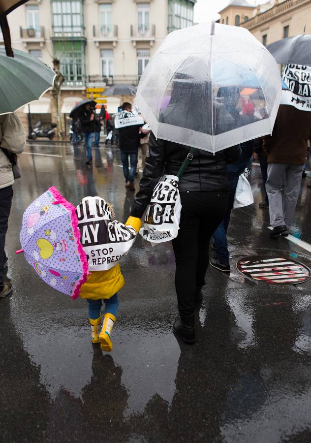 Una multitudinaria manifestación recorrió el centro de Logroño bajo la lluvia para reclamar la absolución de los dos jóvenes encausados