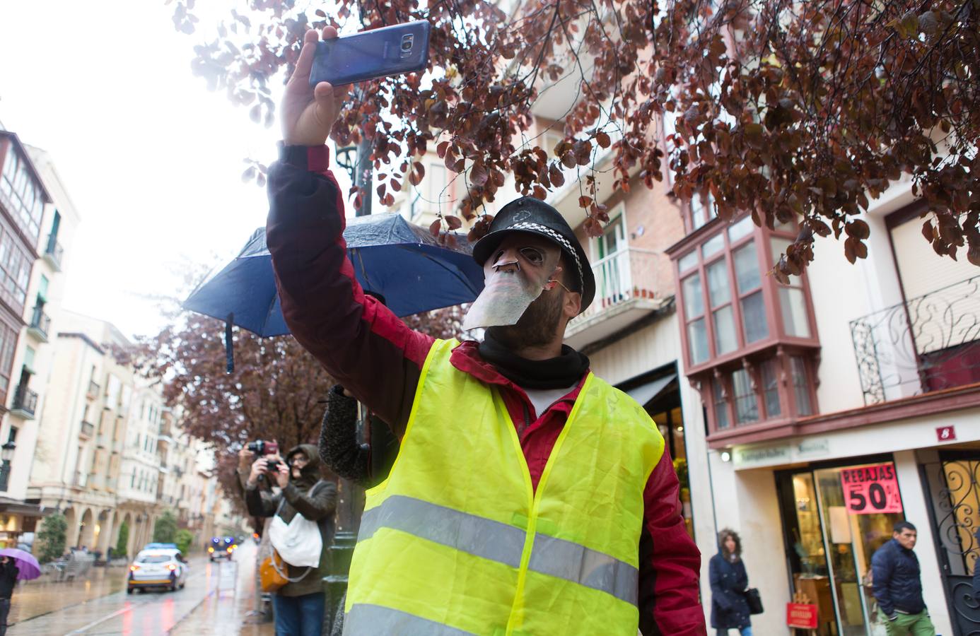 Una multitudinaria manifestación recorrió el centro de Logroño bajo la lluvia para reclamar la absolución de los dos jóvenes encausados