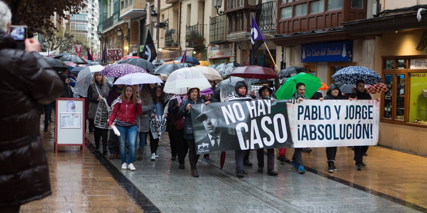 Una multitudinaria manifestación recorrió el centro de Logroño bajo la lluvia para reclamar la absolución de los dos jóvenes encausados