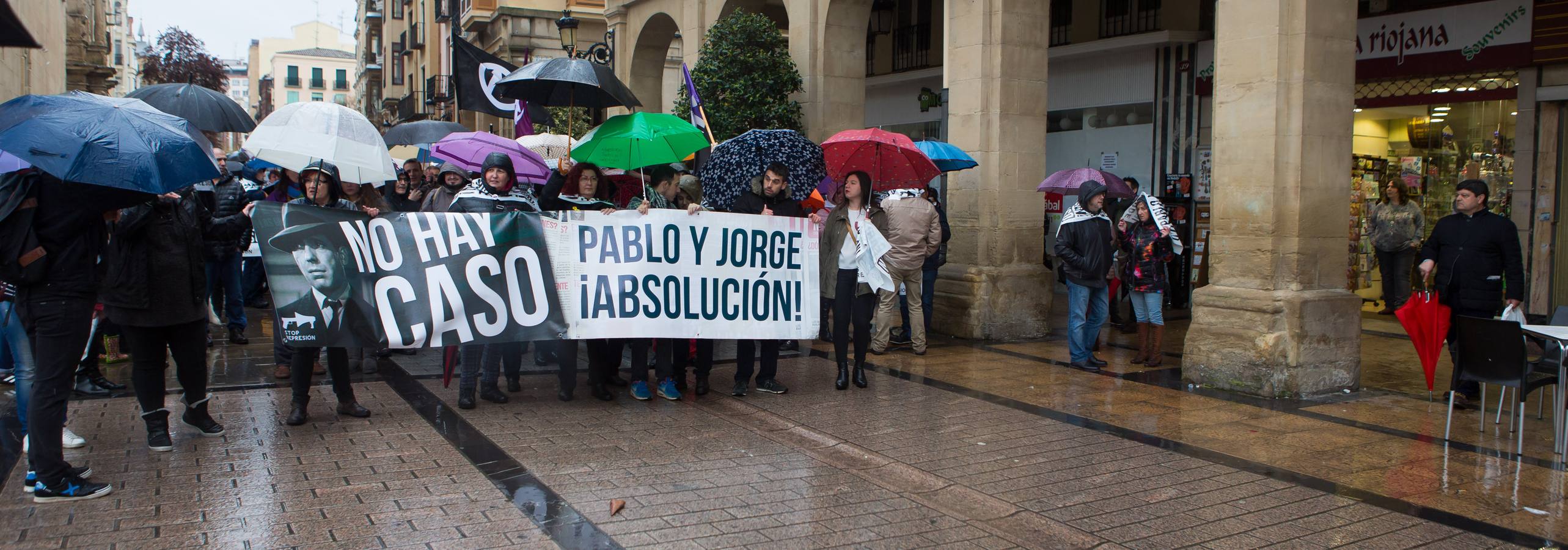 Una multitudinaria manifestación recorrió el centro de Logroño bajo la lluvia para reclamar la absolución de los dos jóvenes encausados