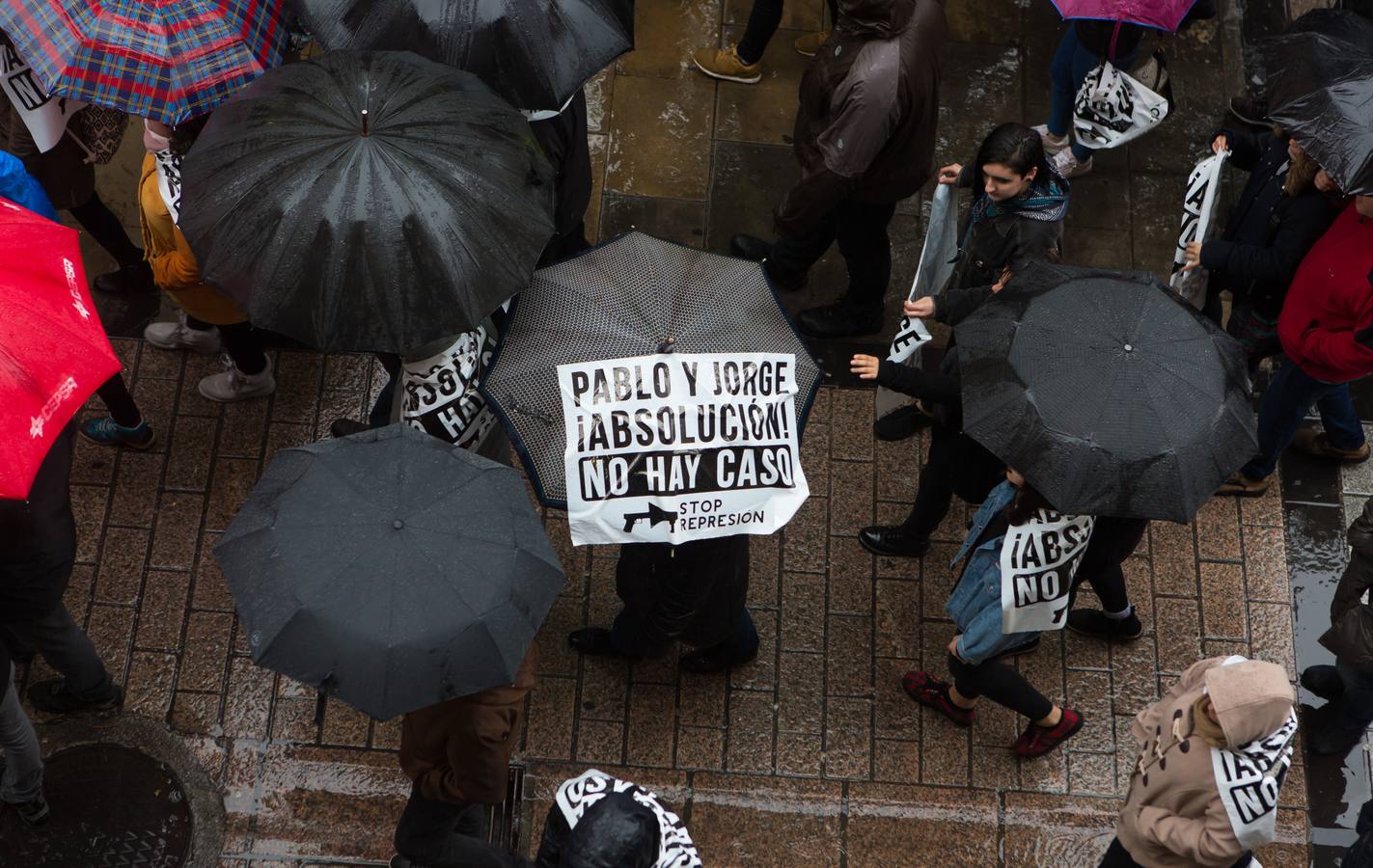 Una multitudinaria manifestación recorrió el centro de Logroño bajo la lluvia para reclamar la absolución de los dos jóvenes encausados