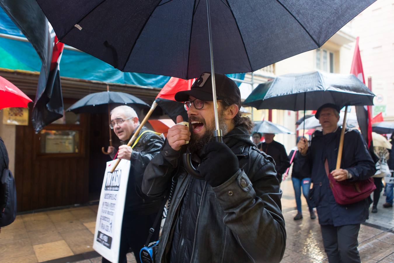 Una multitudinaria manifestación recorrió el centro de Logroño bajo la lluvia para reclamar la absolución de los dos jóvenes encausados