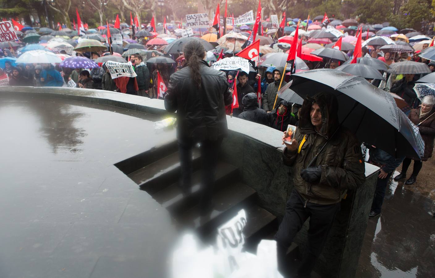 Una multitudinaria manifestación recorrió el centro de Logroño bajo la lluvia para reclamar la absolución de los dos jóvenes encausados