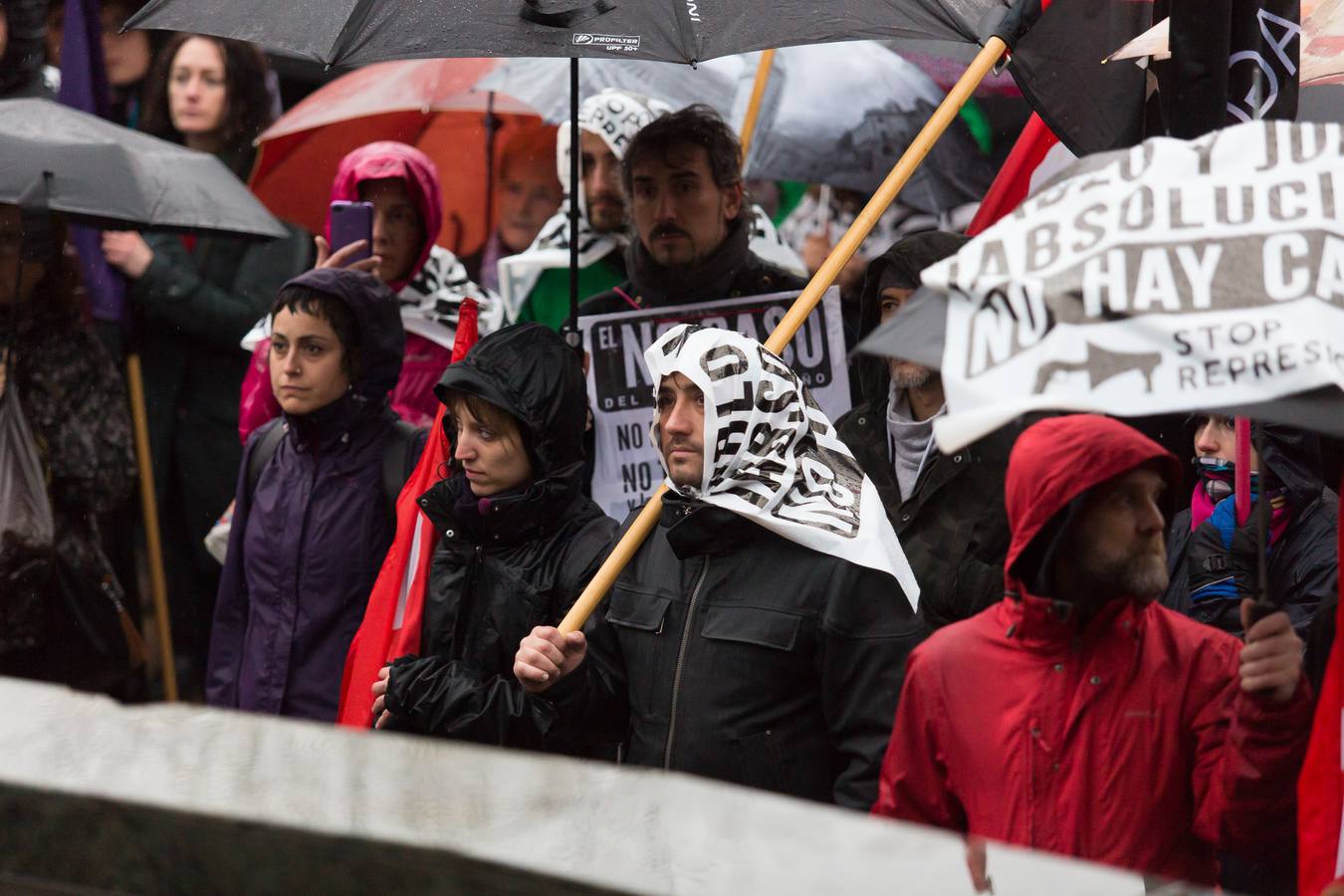 Una multitudinaria manifestación recorrió el centro de Logroño bajo la lluvia para reclamar la absolución de los dos jóvenes encausados