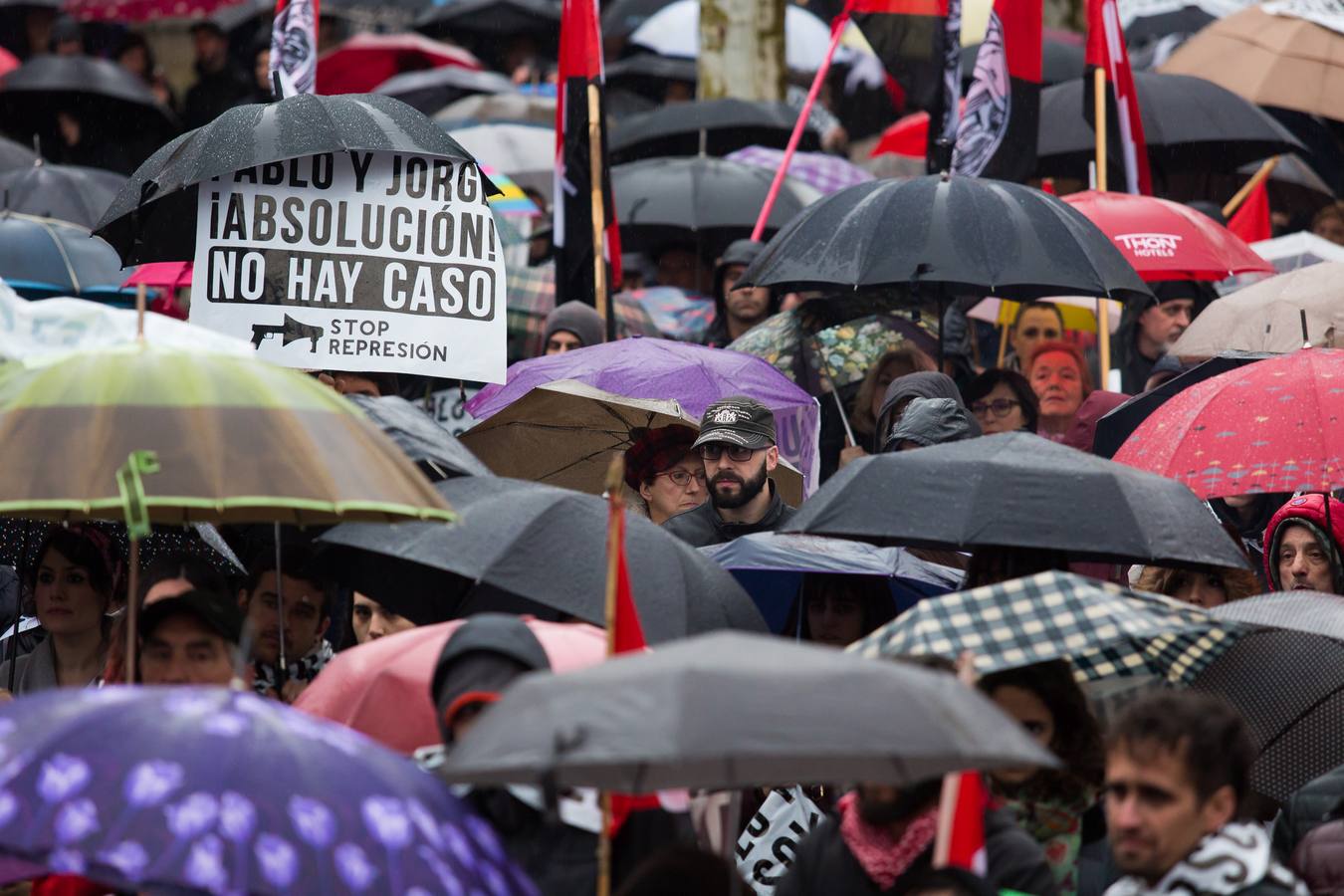 Una multitudinaria manifestación recorrió el centro de Logroño bajo la lluvia para reclamar la absolución de los dos jóvenes encausados