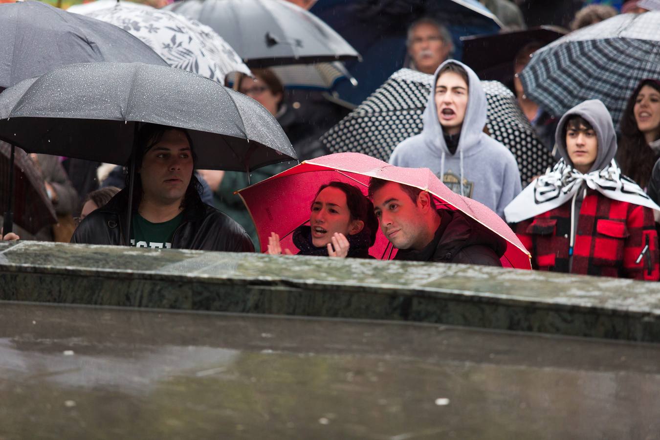 Una multitudinaria manifestación recorrió el centro de Logroño bajo la lluvia para reclamar la absolución de los dos jóvenes encausados