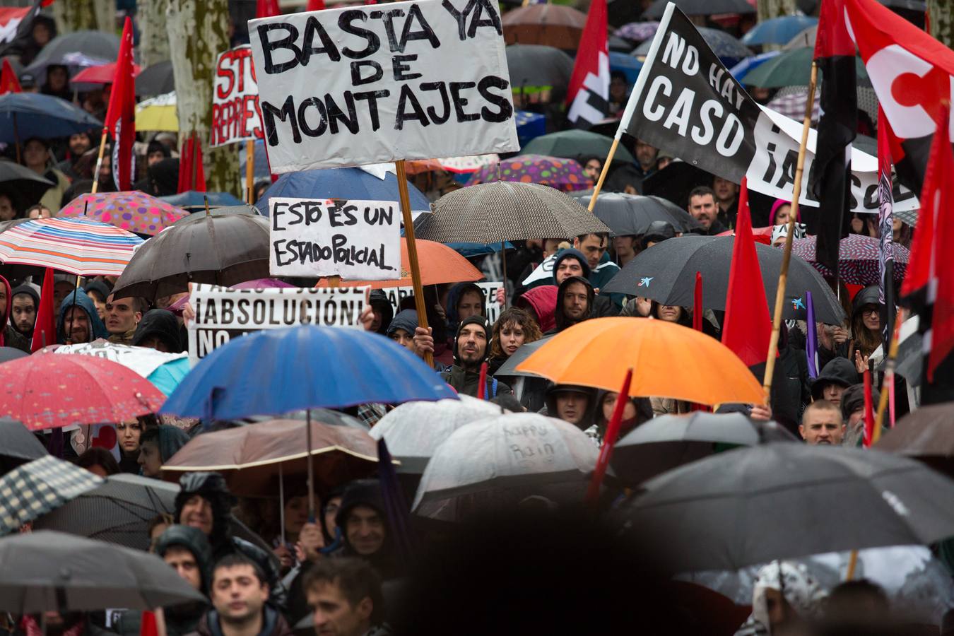 Una multitudinaria manifestación recorrió el centro de Logroño bajo la lluvia para reclamar la absolución de los dos jóvenes encausados