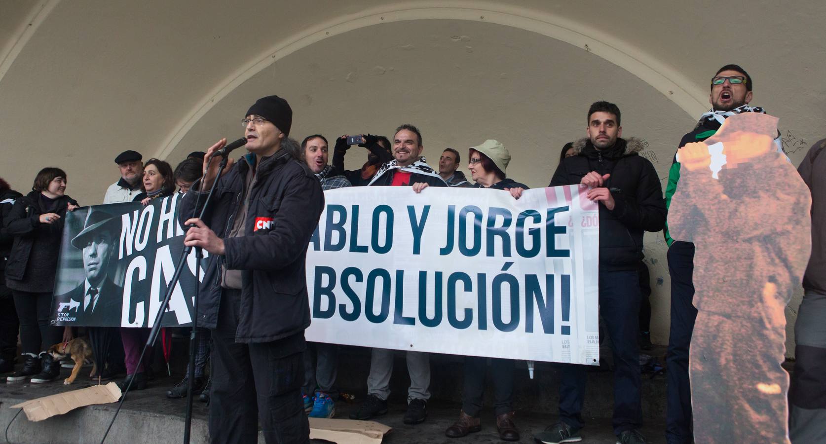 Una multitudinaria manifestación recorrió el centro de Logroño bajo la lluvia para reclamar la absolución de los dos jóvenes encausados