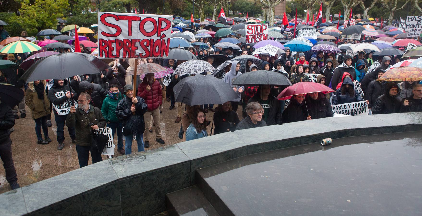 Una multitudinaria manifestación recorrió el centro de Logroño bajo la lluvia para reclamar la absolución de los dos jóvenes encausados