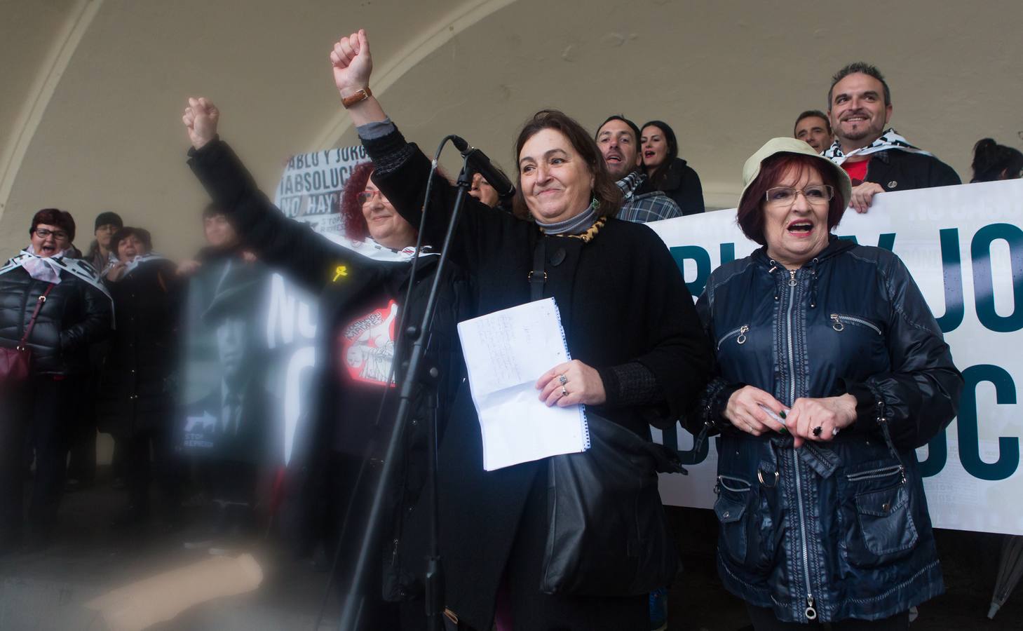 Una multitudinaria manifestación recorrió el centro de Logroño bajo la lluvia para reclamar la absolución de los dos jóvenes encausados