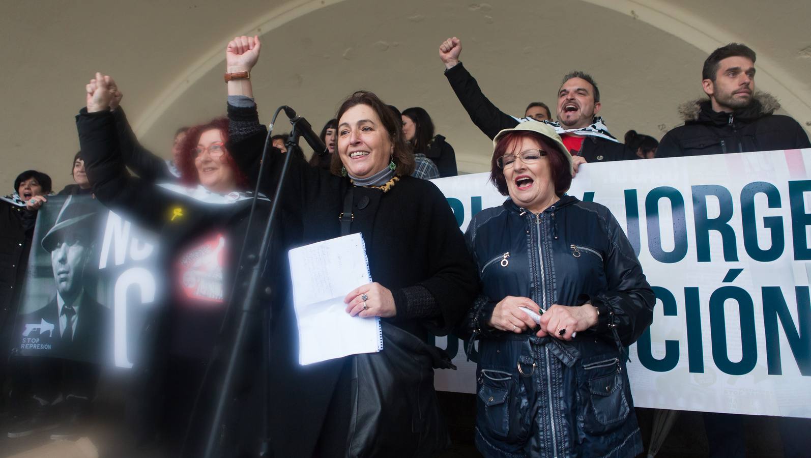 Una multitudinaria manifestación recorrió el centro de Logroño bajo la lluvia para reclamar la absolución de los dos jóvenes encausados