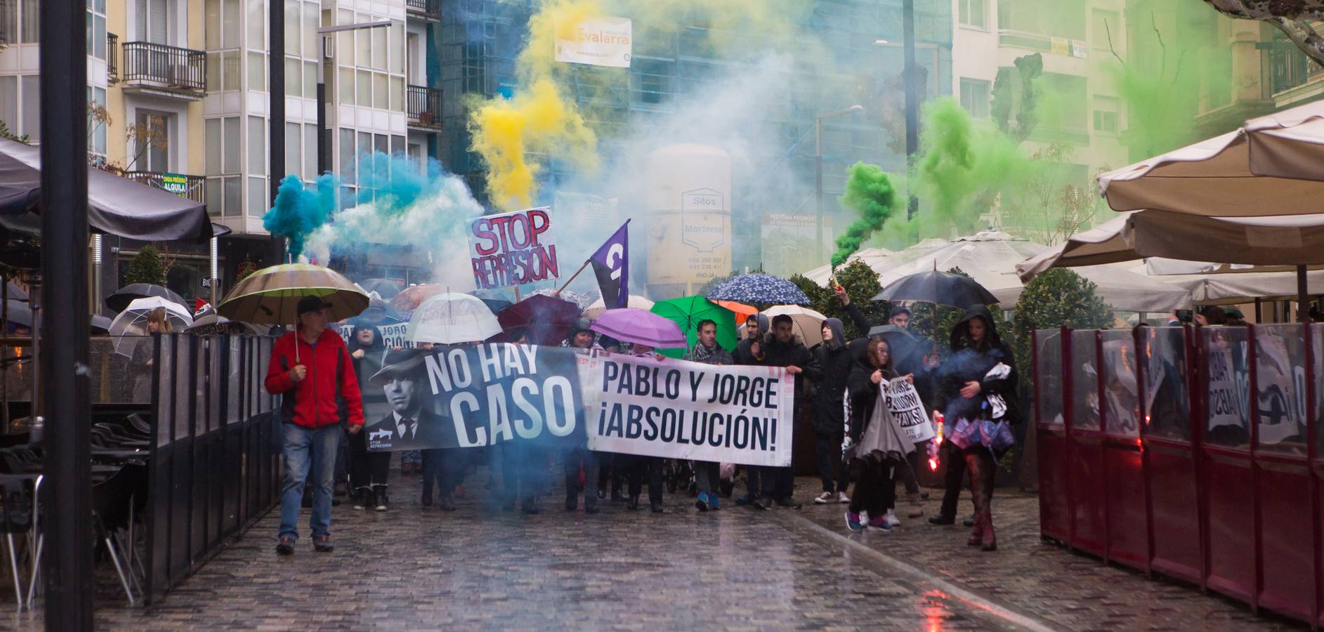 Una multitudinaria manifestación recorrió el centro de Logroño bajo la lluvia para reclamar la absolución de los dos jóvenes encausados