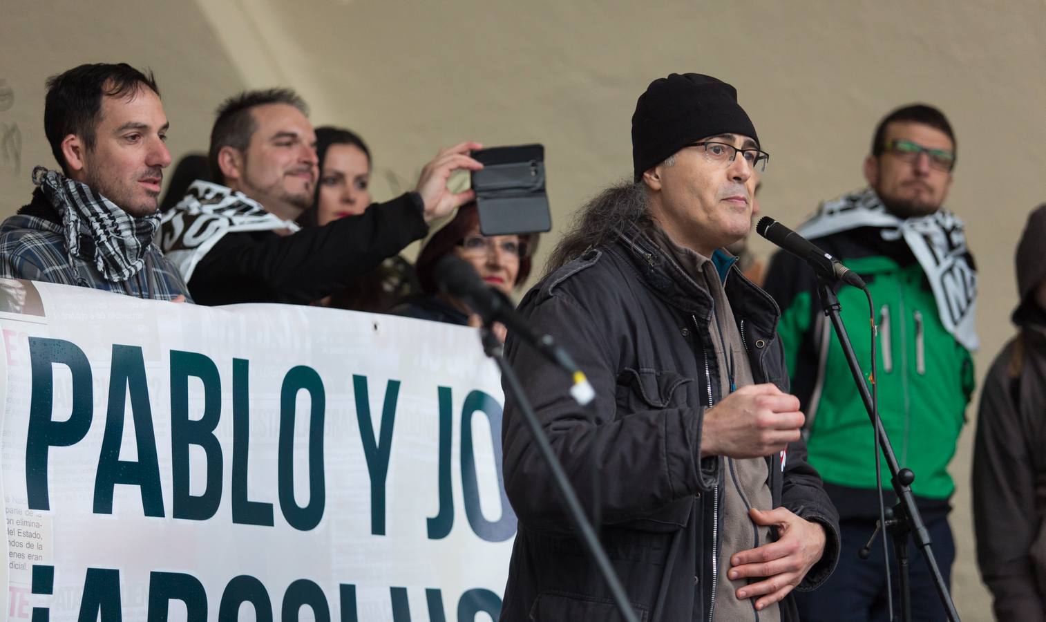 Una multitudinaria manifestación recorrió el centro de Logroño bajo la lluvia para reclamar la absolución de los dos jóvenes encausados