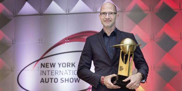 Klaus Bischoff, jefe de Diseño de Volkswagen, recogió el premio en Nueva York. :: L.R.M.