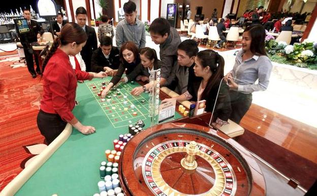 Un grupo juega a la ruleta en un casino.