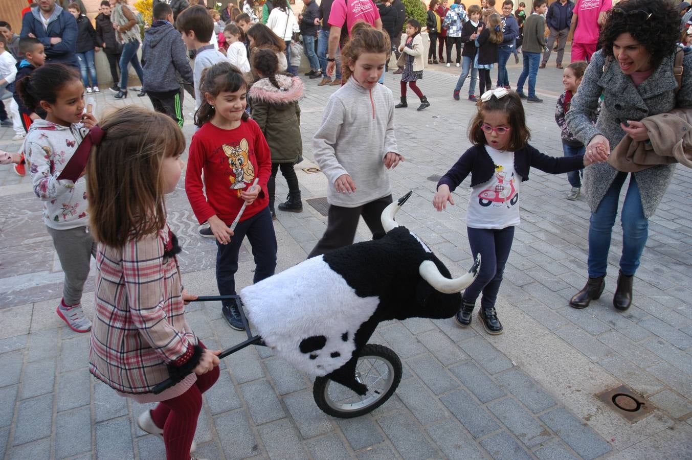 Imágenes de las fiestas de la Anunciación de El Villar de Arnedo, donde se disfrutó de un espectáculo infantil con encierro simulado, baile, toro hinchable...