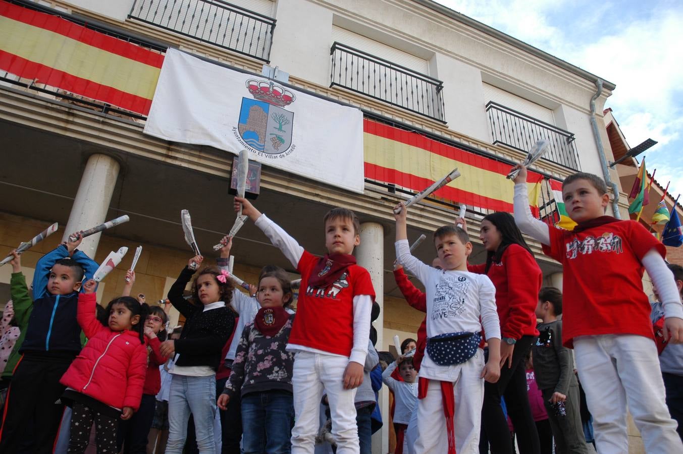 Imágenes de las fiestas de la Anunciación de El Villar de Arnedo, donde se disfrutó de un espectáculo infantil con encierro simulado, baile, toro hinchable...