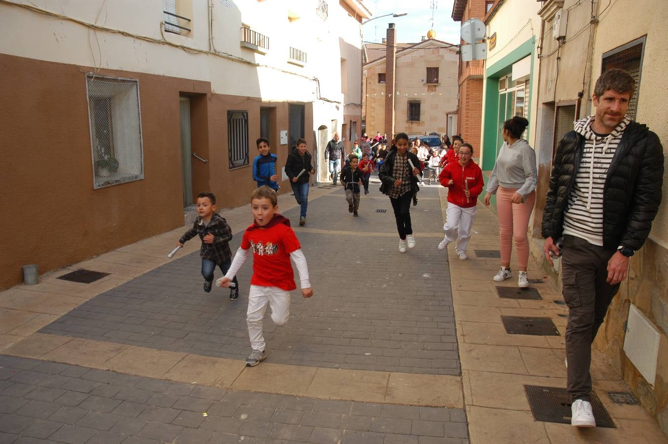 Imágenes de las fiestas de la Anunciación de El Villar de Arnedo, donde se disfrutó de un espectáculo infantil con encierro simulado, baile, toro hinchable...