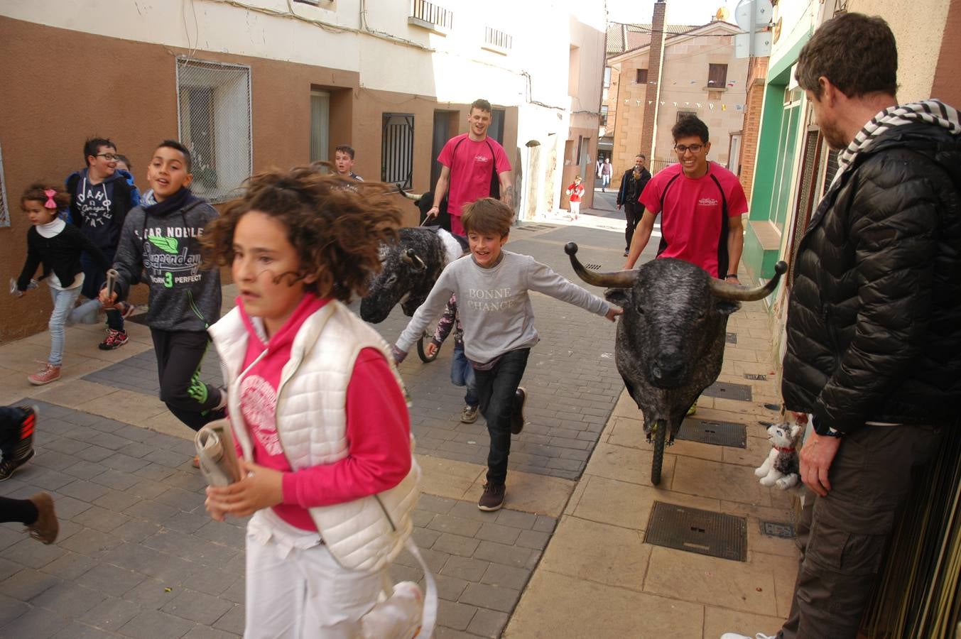 Imágenes de las fiestas de la Anunciación de El Villar de Arnedo, donde se disfrutó de un espectáculo infantil con encierro simulado, baile, toro hinchable...
